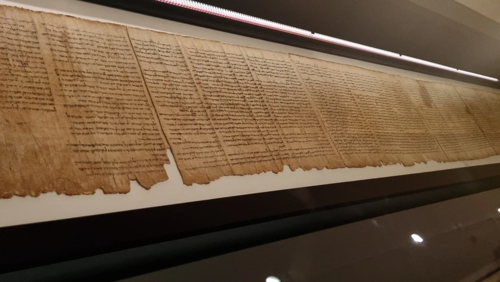 Gran Rollo de Isaías (1QIsaᵃ), ca. 125 a. C. Uno de los testimonios más antiguos conservados del libro de Isaías. El capítulo 34 contiene el término lilit, muchos siglos antes de la narración medieval que convertirá a Lilith en la primera mujer de Adán.